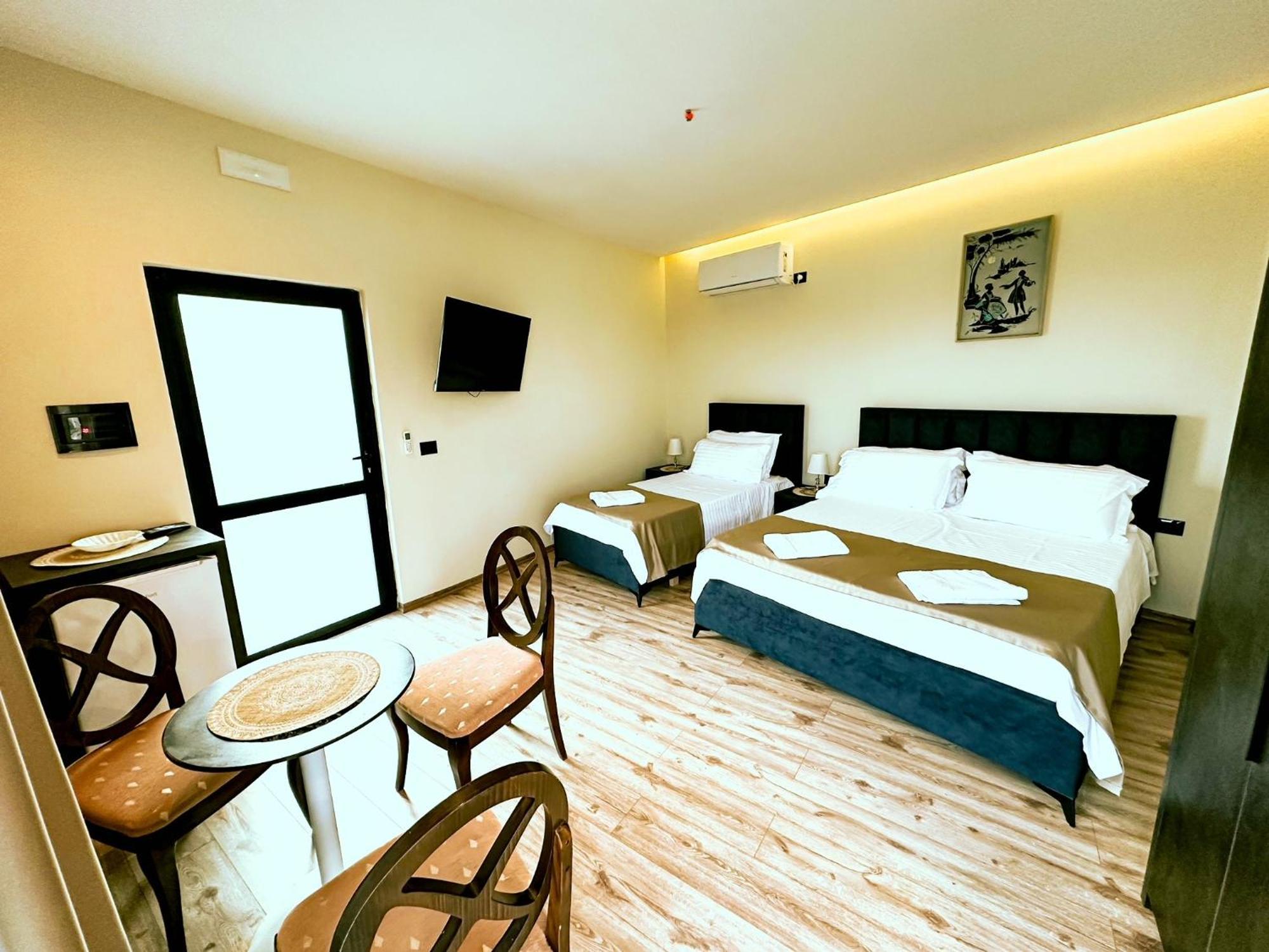 Hotel Iliria Canaj ภายนอก รูปภาพ